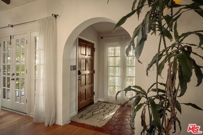 Photo - 2223 Cloverfield Blvd