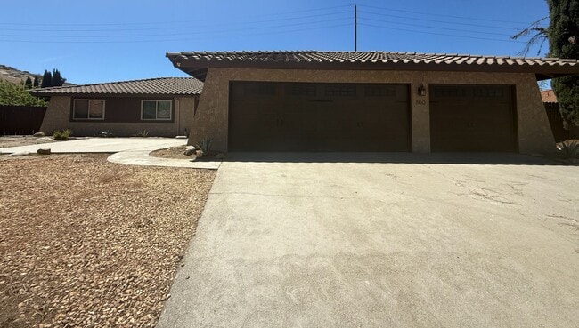 Beautiful Canyon Crest Home - Beautiful Canyon Crest Home