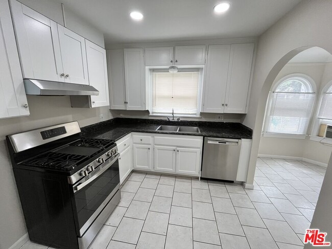 Photo - 496 E 52nd St