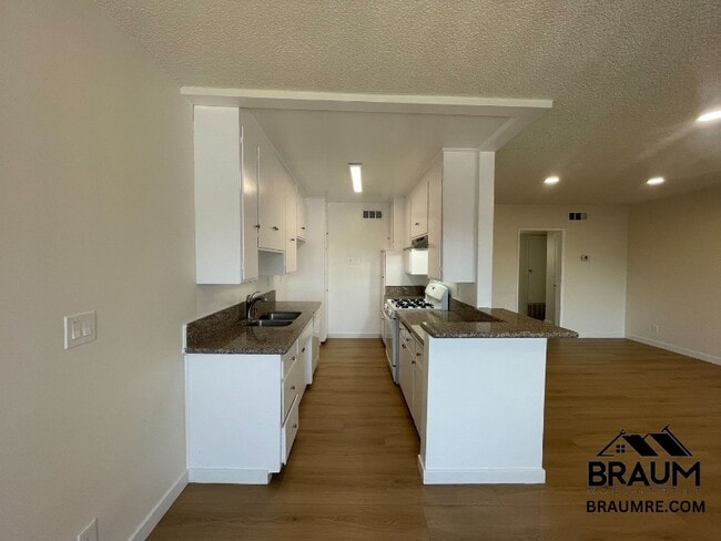 Photo - 6041 Whitsett Ave