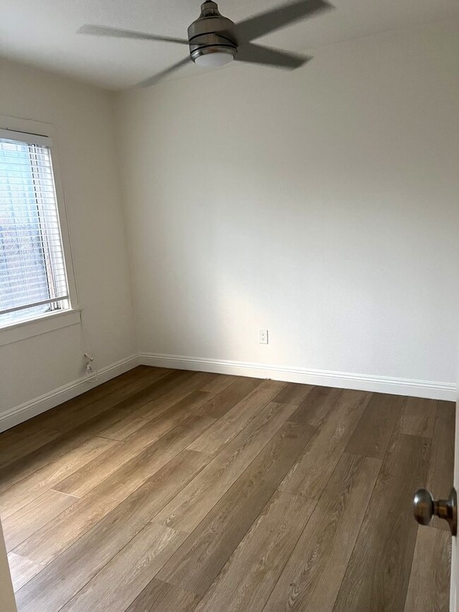 Building Photo - 227-229 E 78th St Unit 227 1/2