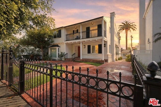 Building Photo - 1170 S Beverwil Dr