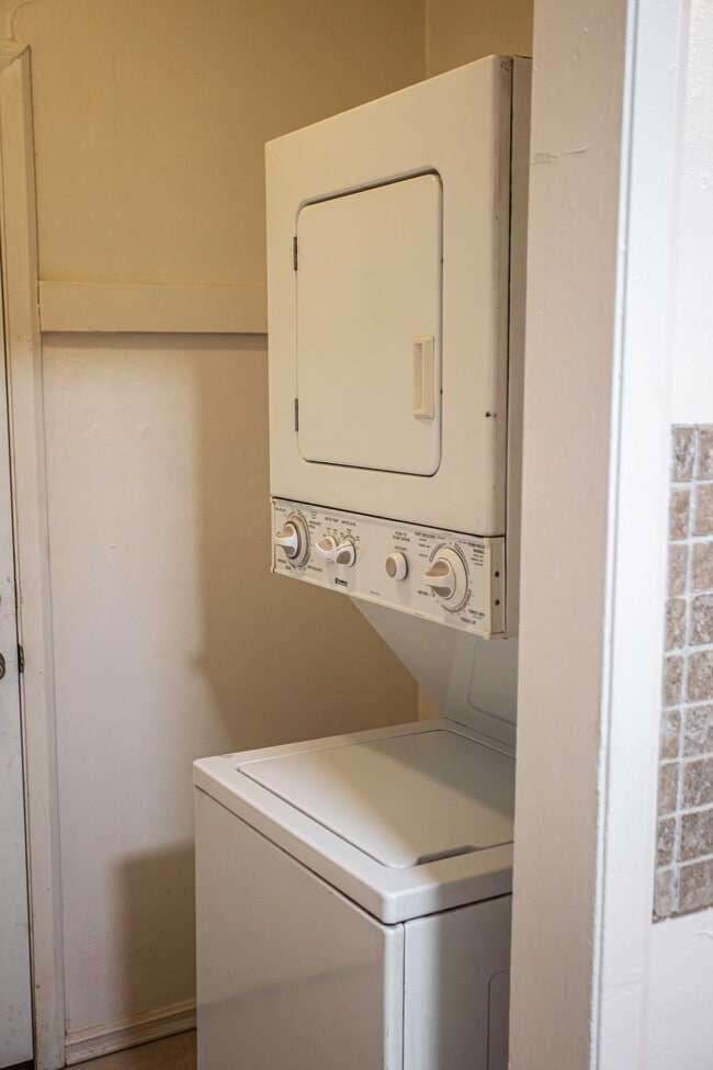 2bd 1ba washer & dryer - Rolando Place Apartments