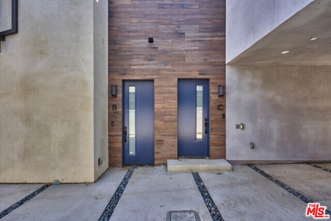 Building Photo - 13928 Bessemer St Unit 2