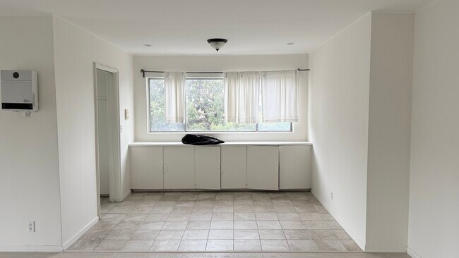 Natural light and bright - 7617 De Longpre Ave Unit 8