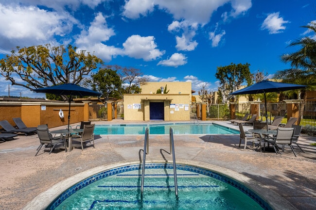 Photo - Las Flores Gardens Apartments
