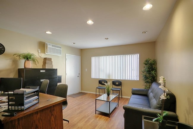 Photo - Jordan Tropicana Apartments