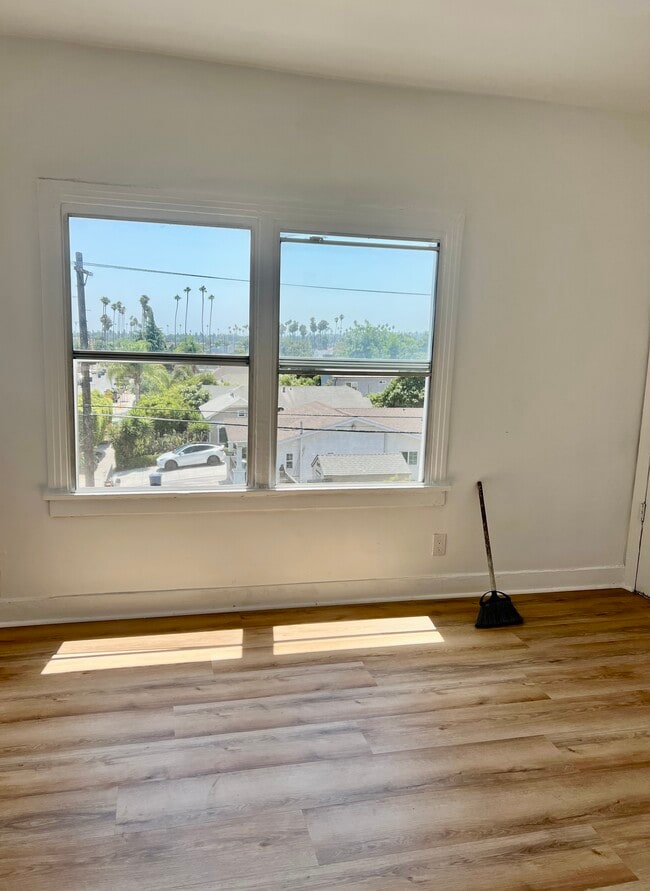 Building Photo - 3801 1/2 Montclair St Unit 3801  half Rental