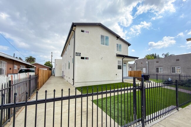 Building Photo - Brand New Luxury 4 & 5 Bed Unit #2120