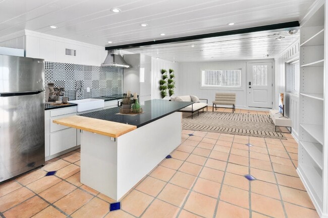 Building Photo - Luxury Living in the Heart of Kensington -... Unit B