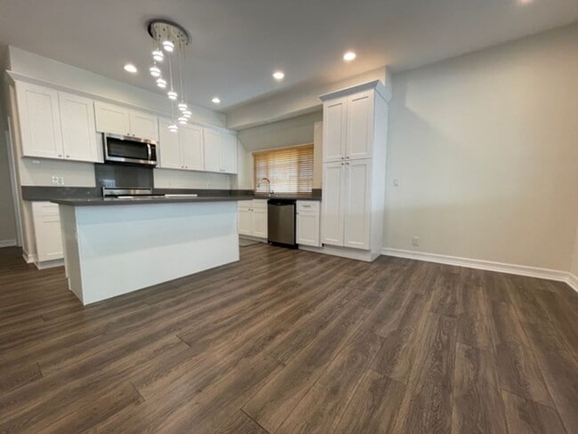 Photo - BEAUTIFUL 4 BEDROOM + 3 BATHROOM HOUSE IN SANTA CLARITA AVAILABLE NOW!