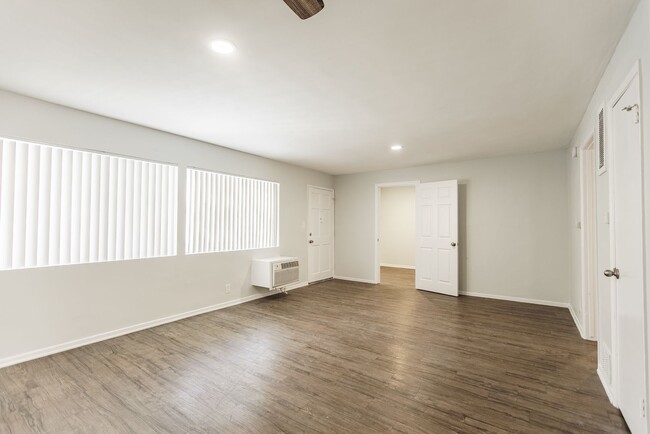 Photo - 18407 Dearborn Street