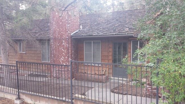 Building Photo - Single level 2 bedroom with 2 car garage