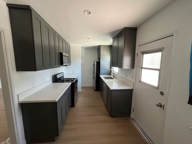 10716-10720 Oxnard St. - 10716-10720 Oxnard St. Apartment Unit 10718