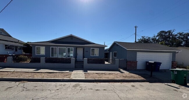 Building Photo - Beautifully Freshly Renovated Home in the ...