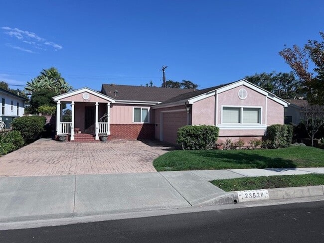 Charming 3 bedroom/ 2 bath single-family home - Charming 3 bedroom/ 2 bath single-family home