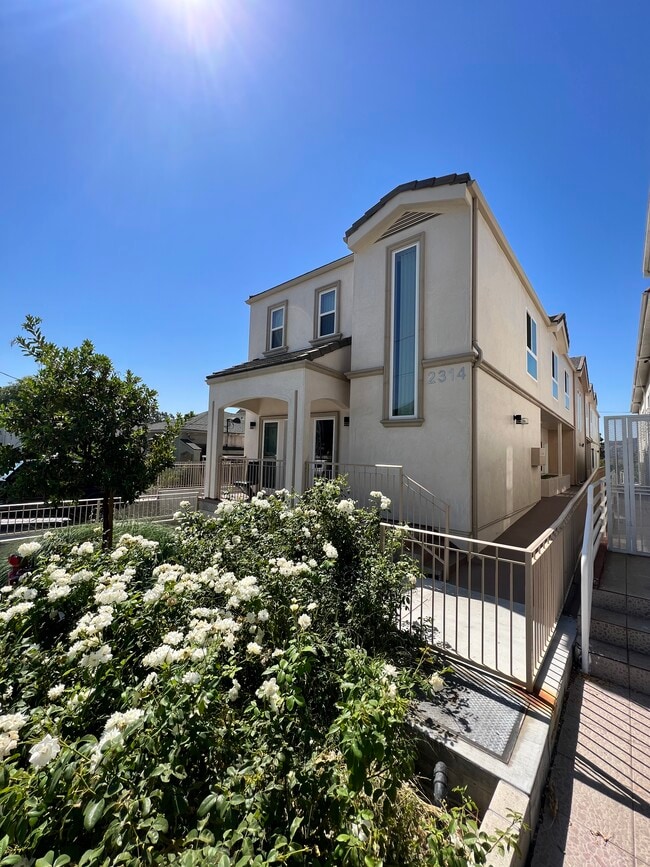 Photo - 2314 Montrose Ave Townhome