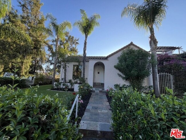 Photo - 101 N La Peer Dr House