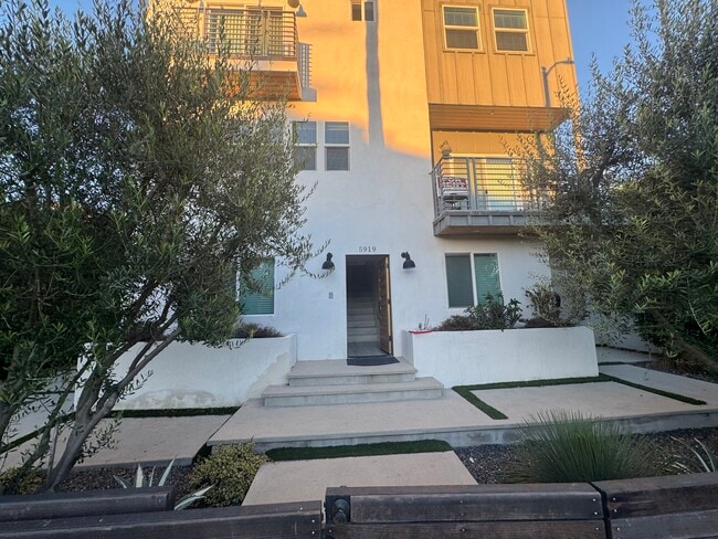 Building Photo - 5919 Dauphin Ave Unit 1