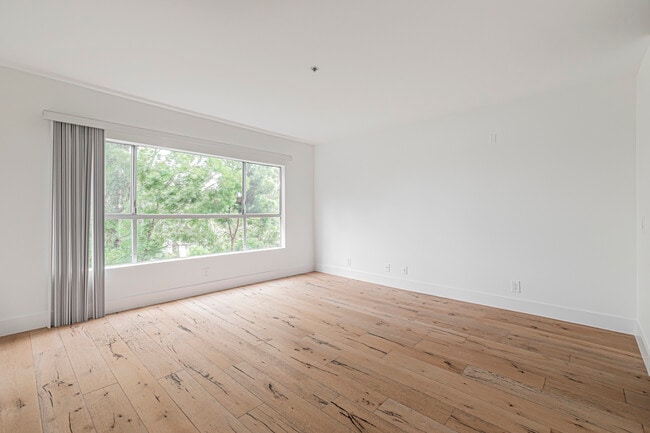 Photo - 939 Palm Ave Unit 401