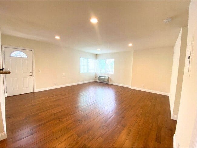 Building Photo - Luxury Spacious 2BD Apartment Home! AC! Wa... Unit 6