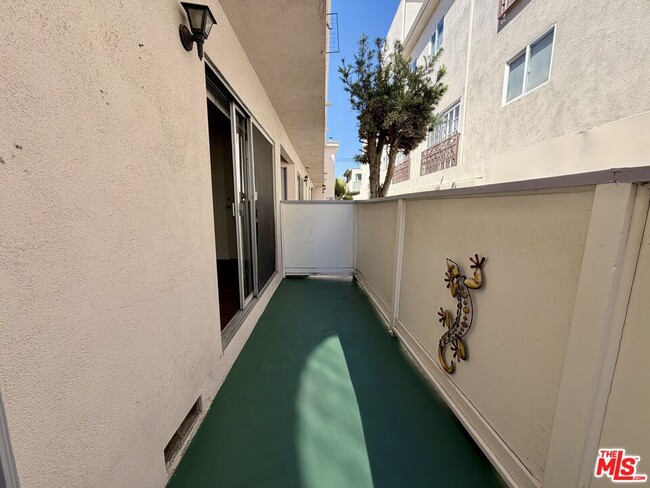 Photo - 11727 Mayfield Ave Unit 2