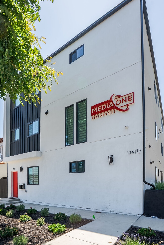 Photo - 1341 N Mariposa Ave