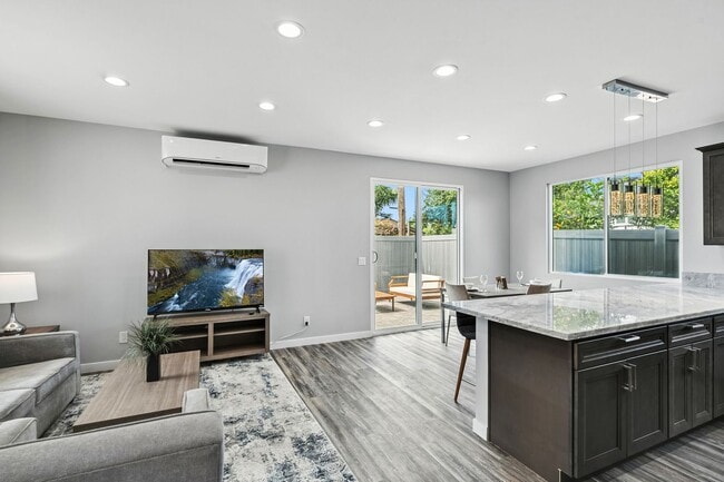 Photo - Coastal 3-Bedroom 2-Bathroom House with Hu...