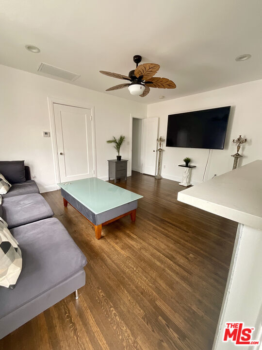 Photo - 534 W 10th St