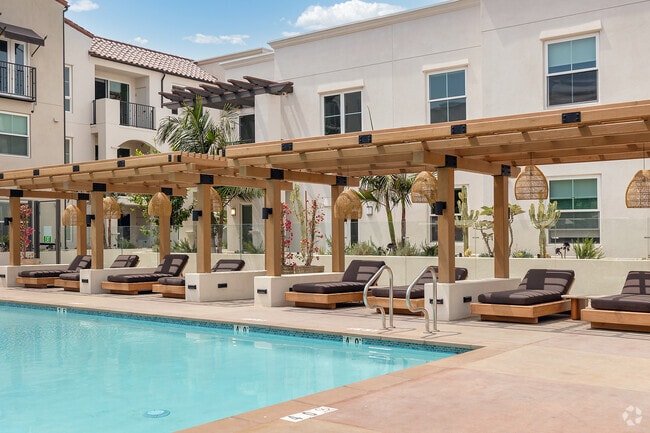 Pool & Spa - Eddy Redondo Residences