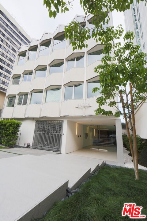 Building Photo - 10366 Wilshire Blvd Unit 201