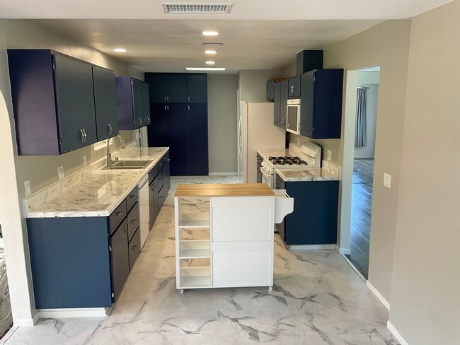 Kitchen with rolling island - 22947 San Vicente Rd