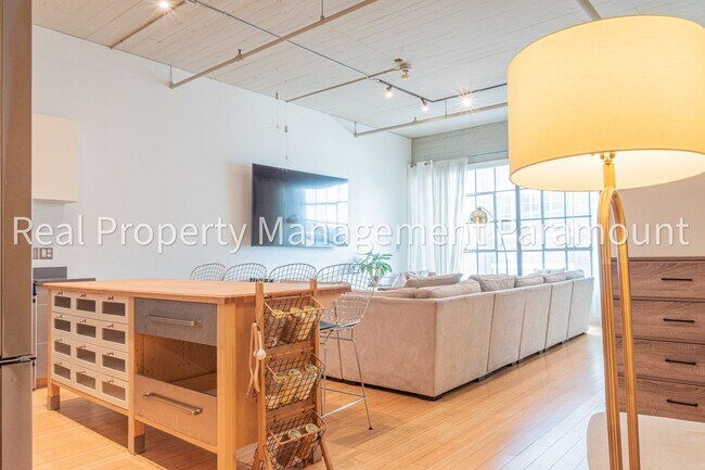 Photo - Downtown Art District Studio for Rent | High Ceilings, Hardwood, In-Unit Laundry Unit 502