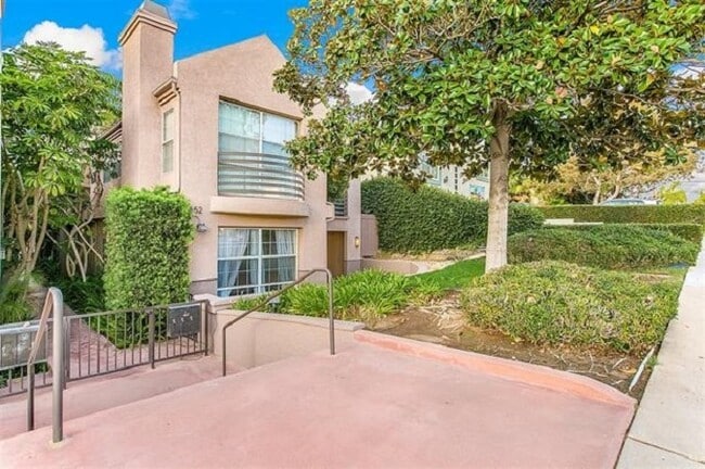 Building Photo - 1652 Reed Ave Unit #1