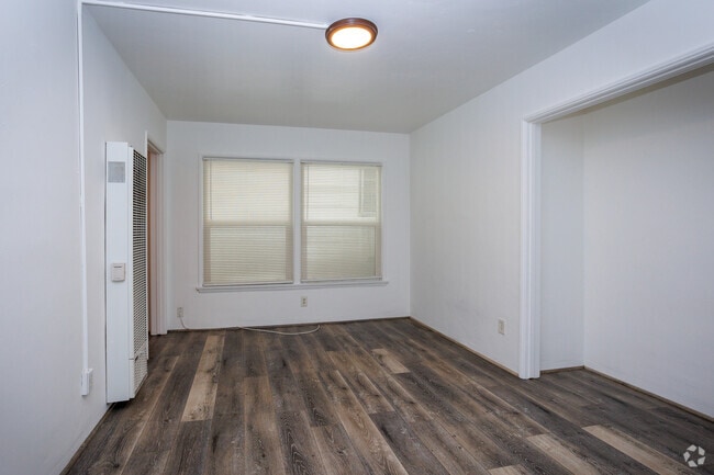 Interior Photo - 433 E. 3rd Rental