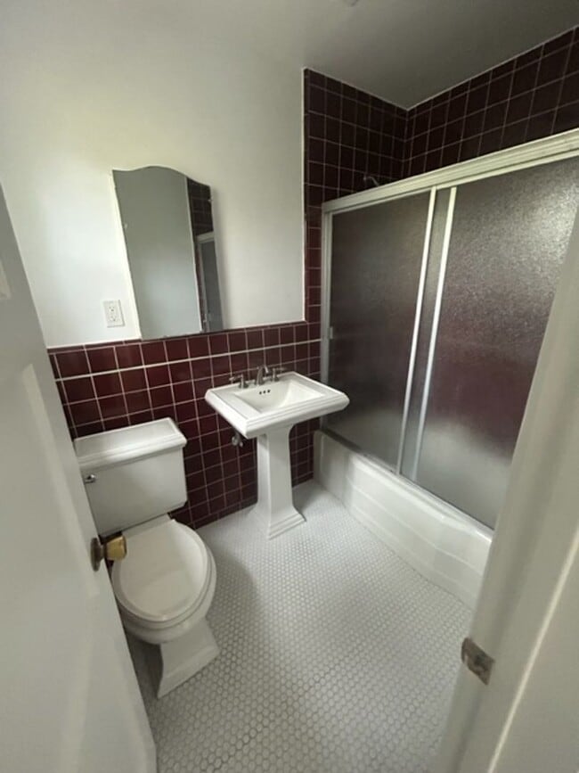 Cloverfield - Cloverfield Apartment Unit A