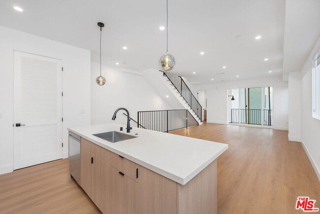 Photo - 5248 Auckland Ave