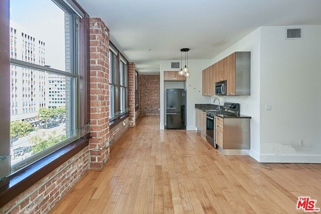 Photo - 460 S Spring St
