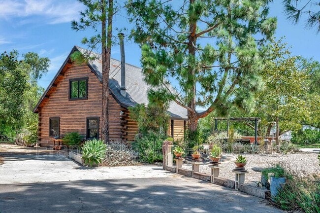 Photo - 2689 Daisy Ln