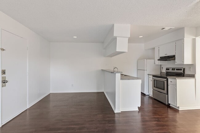 Photo - Updated 1BD/1BA Apartment in well maintained Complex in Sylmar. Unit 113
