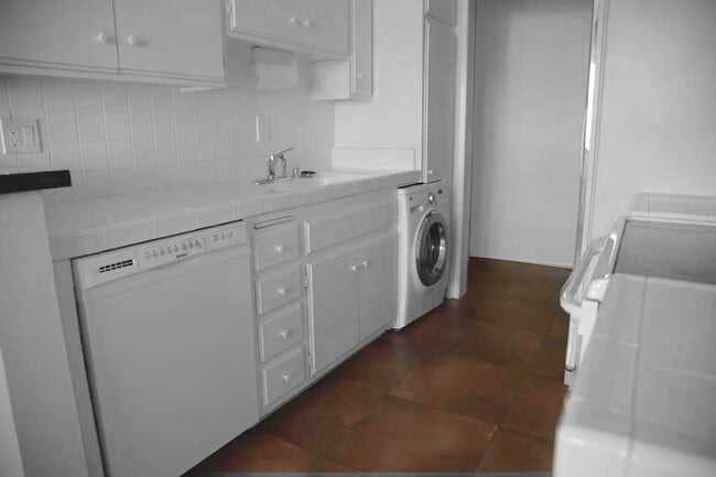 Kitchen - 1233 N Flores St Unit 305