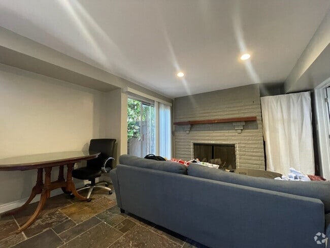 Building Photo - 3331 Dickens St Unit Studio 2 Rental