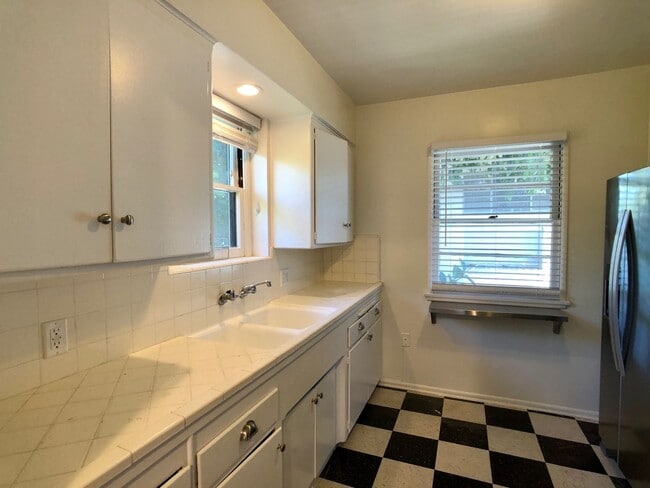 Photo - Bright, Spacious 2Bd 1Ba Unit within walking distance of UCLA and Westwood Village Unit 11000 Massachusetts ACTIVE