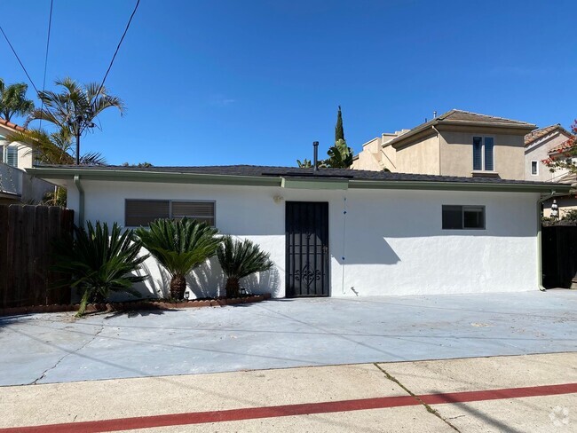 Building Photo - Charming 2 Bedroom/1 Bath Home