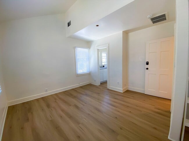 Building Photo - 125 W Micheltorena St Unit B