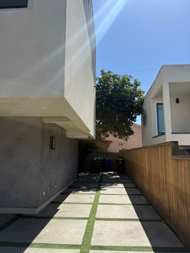 Photo - 2514 S Palm Grove Ave Unit 2516 1/2 S Palm Grove Ave