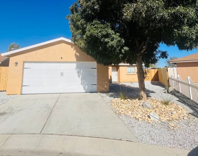 Building Photo - 3 Bedroom 2 Bathroom Home!