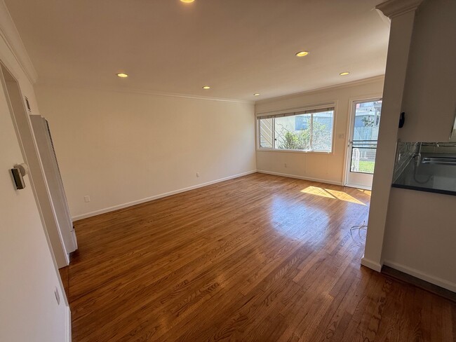 Building Photo - 8130 W 83rd St Unit 2