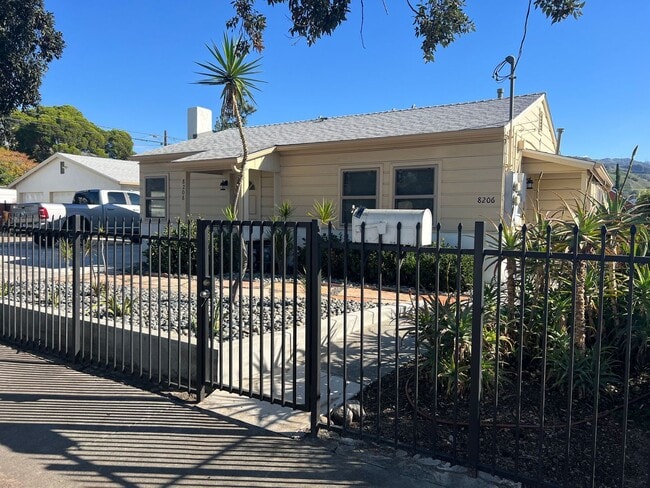 Building Photo - Sun Valley Duplex Unit Sun Valley 8208