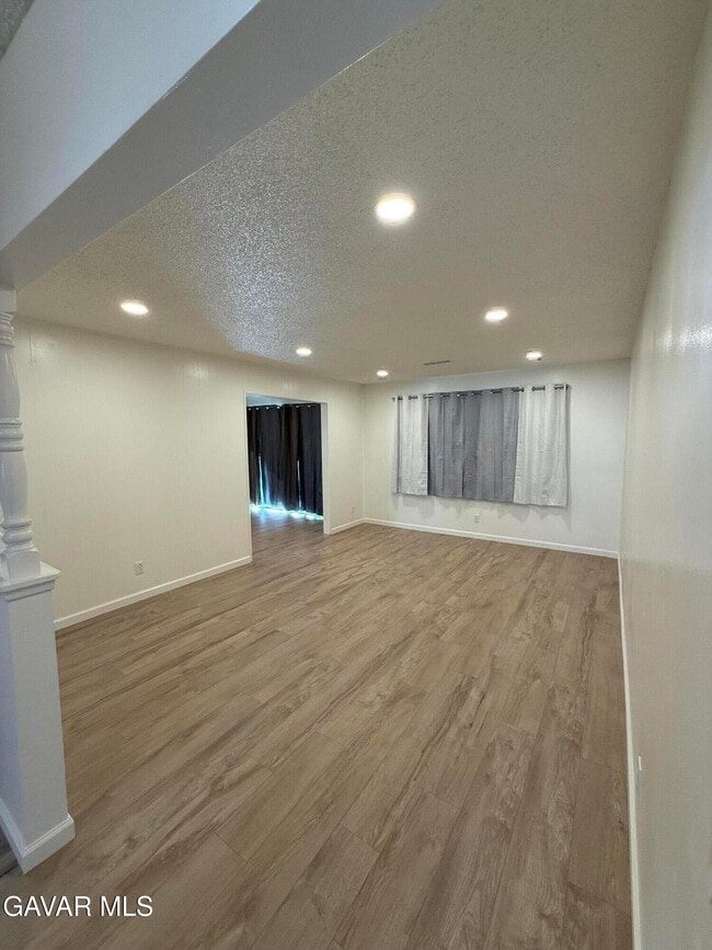 Photo - 45303 Lorimer Ave